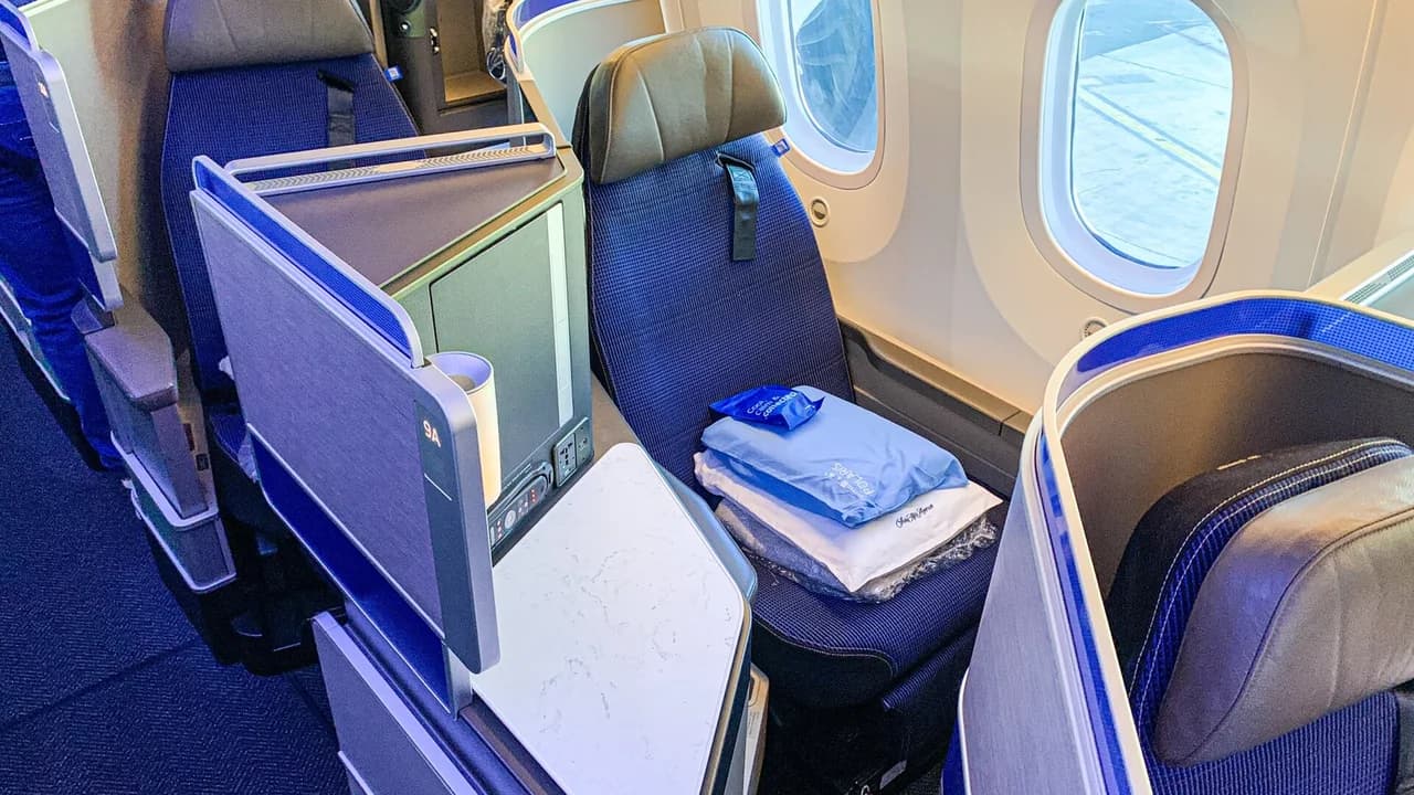 United Airlines Polaris 787-9 business class cabin