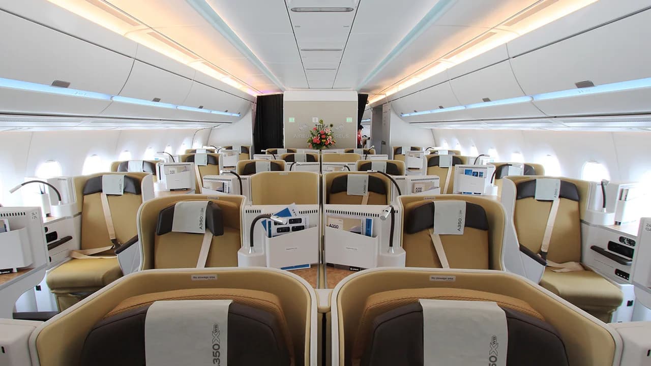 Staggered business class cabin layout showing window vs aisle seat positions