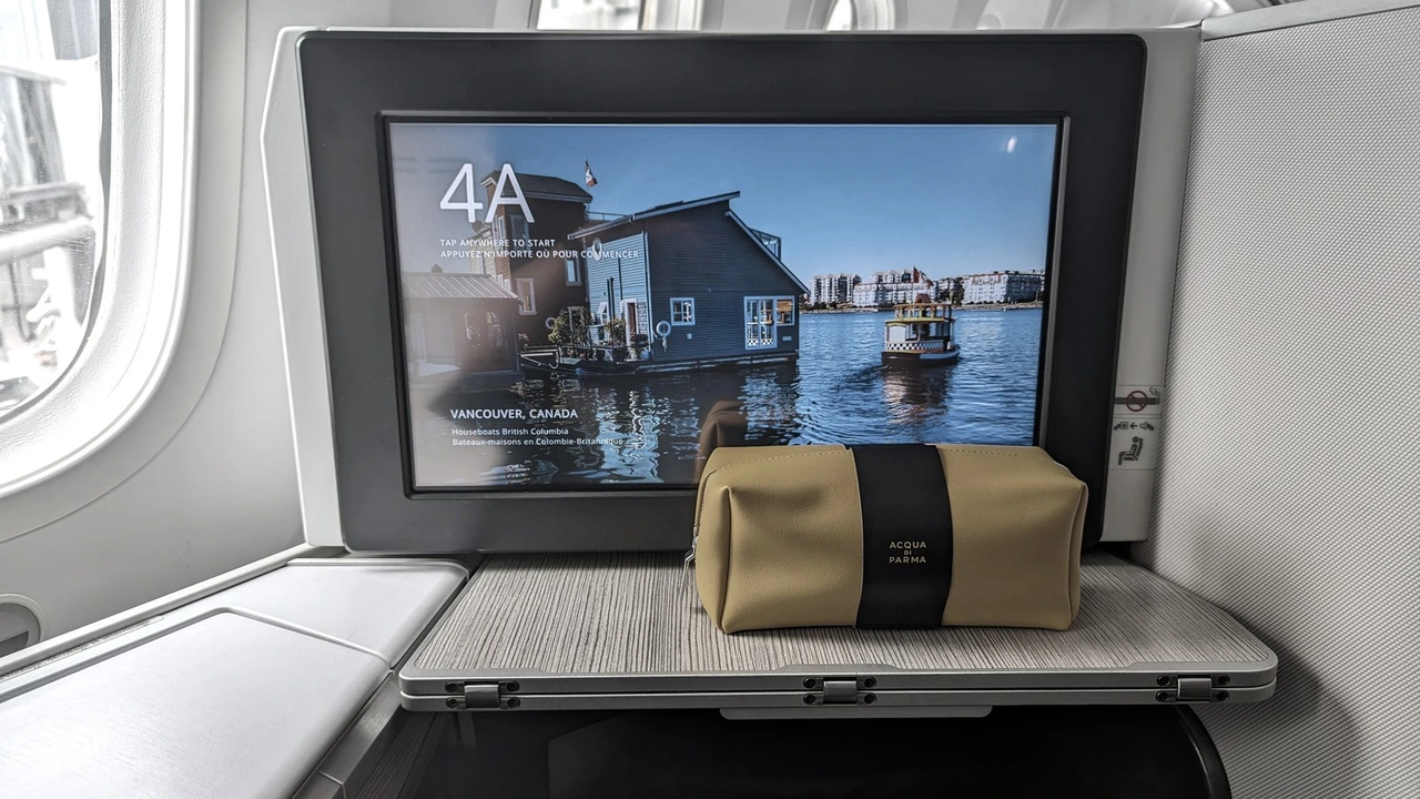 Air Canada Signature Class business class cabin details