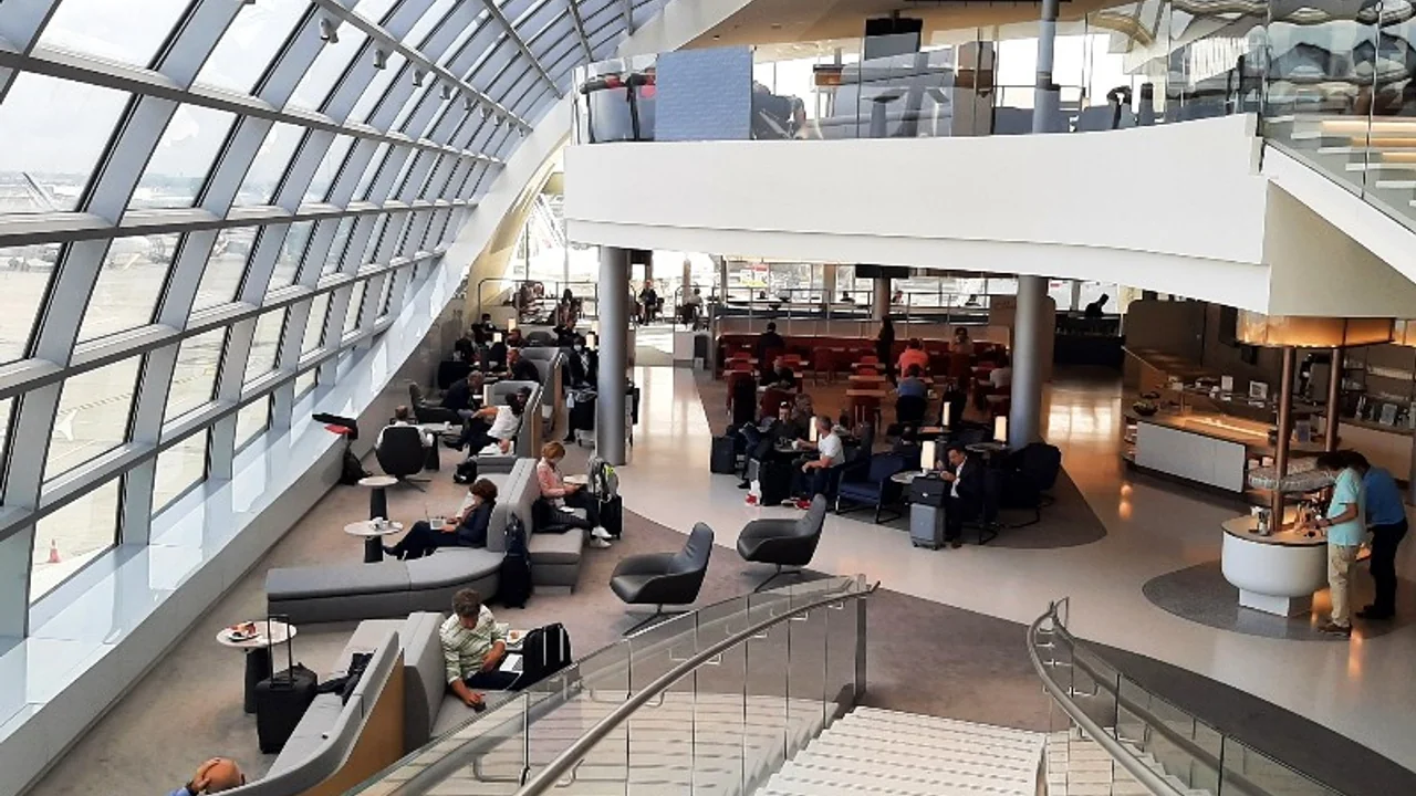 Air France Business business class airport lounge — Lounge access when flying Air France