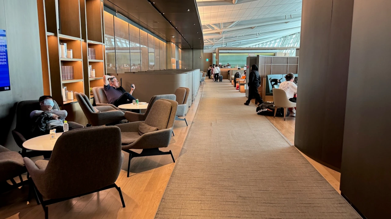 Asiana Airlines Business Smartium business class airport lounge — Lounge access when flying Asiana Airlines
