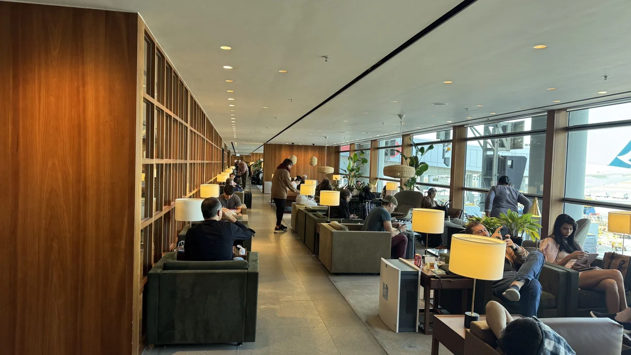 Cathay Pacific Business Class business class airport lounge — Lounge access when flying Cathay Pacific