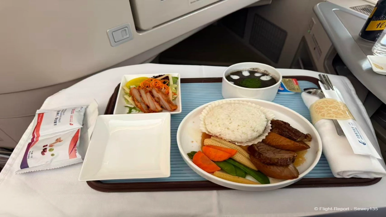China Eastern Airlines Business Class business class dining and meal service
