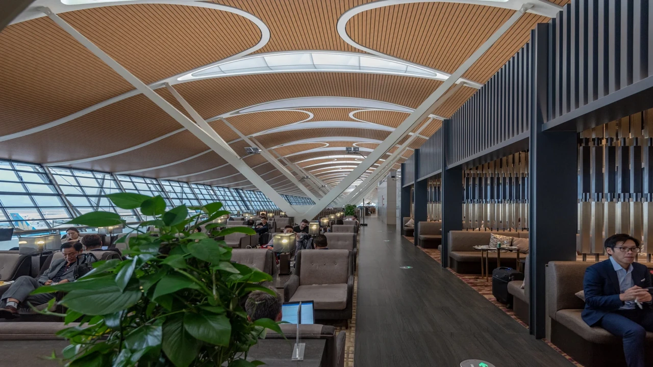 China Eastern Airlines Business Class business class airport lounge — Lounge access when flying China Eastern Airlines