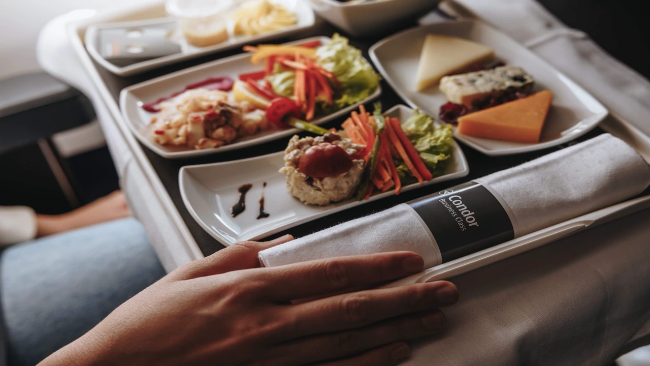 Condor Prime Seat / Business business class dining and meal service