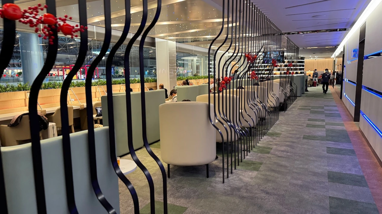 EVA Air Royal Laurel business class airport lounge — Lounge access when flying EVA Air