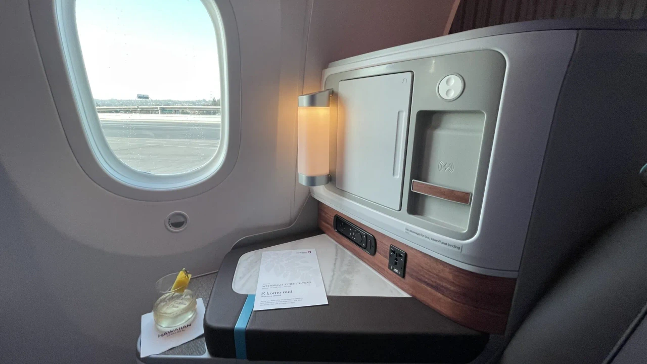 Hawaiian Airlines First Class / Business business class cabin details