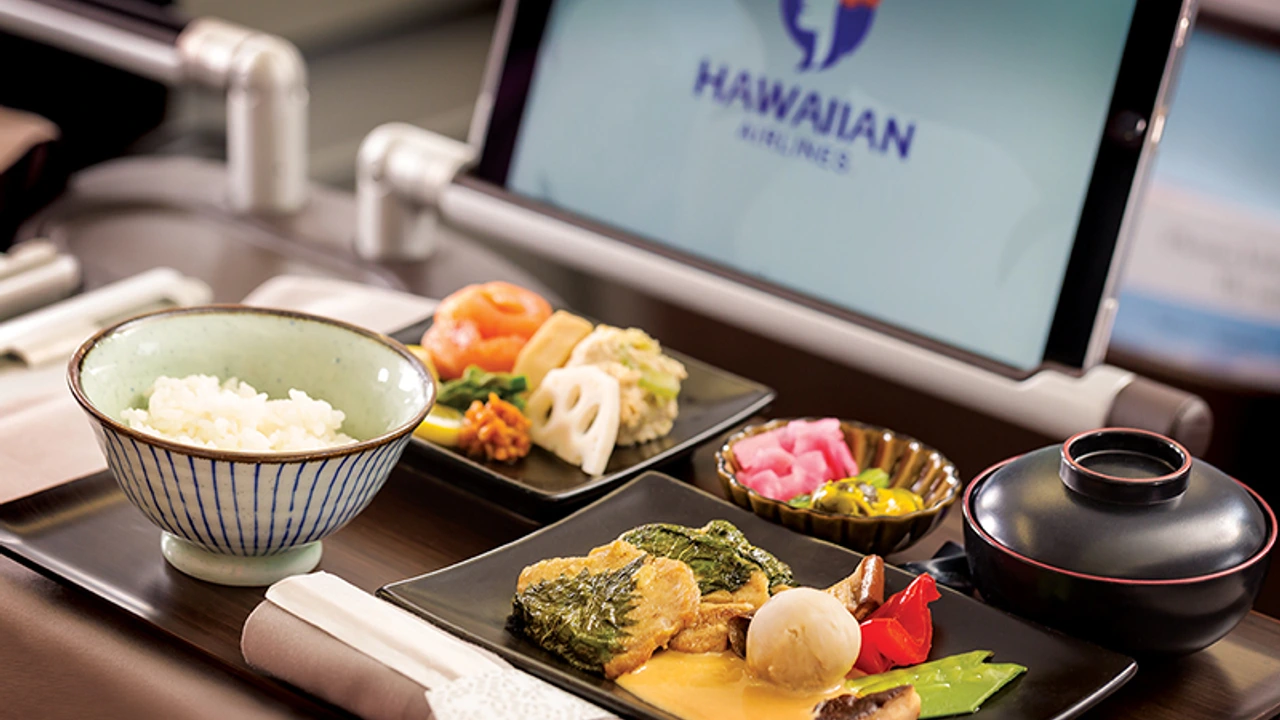 Hawaiian Airlines First Class / Business business class dining and meal service