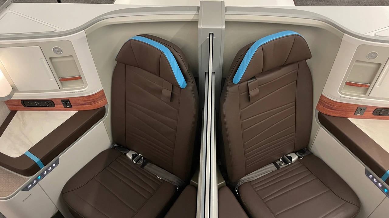 Hawaiian Airlines First Class / Business business class seat and cabin