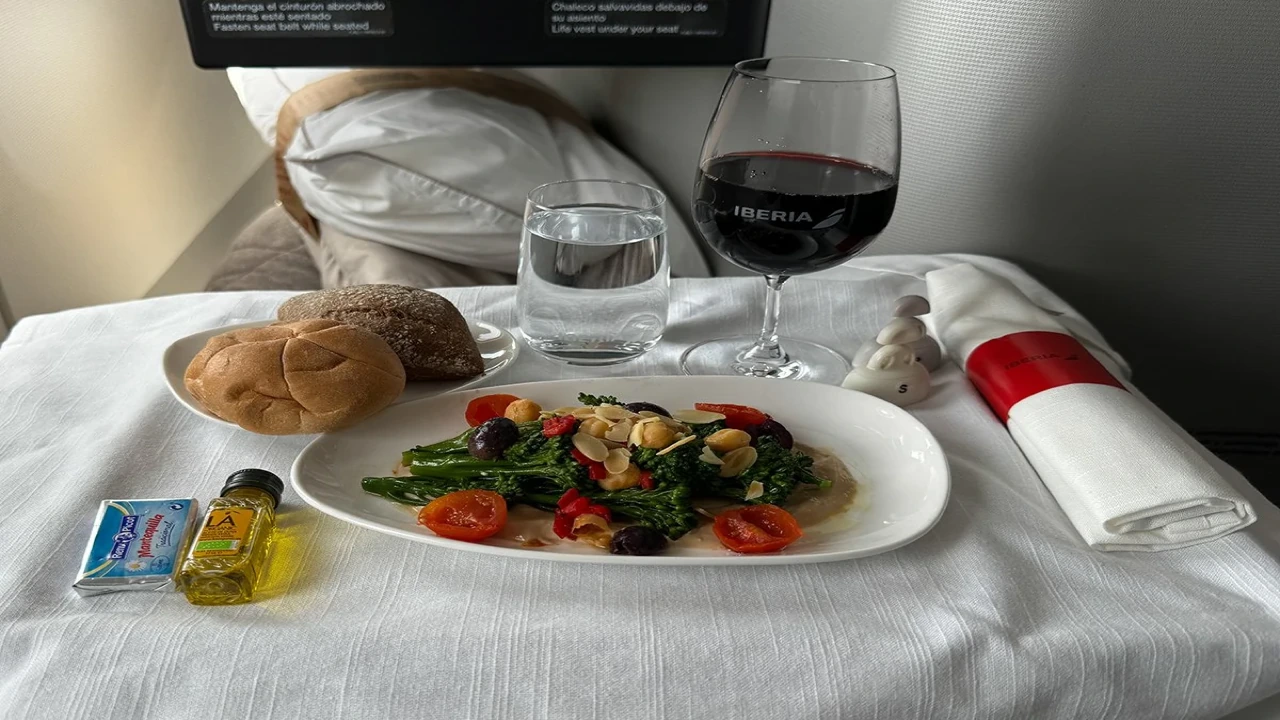 Iberia Business Plus business class dining and meal service