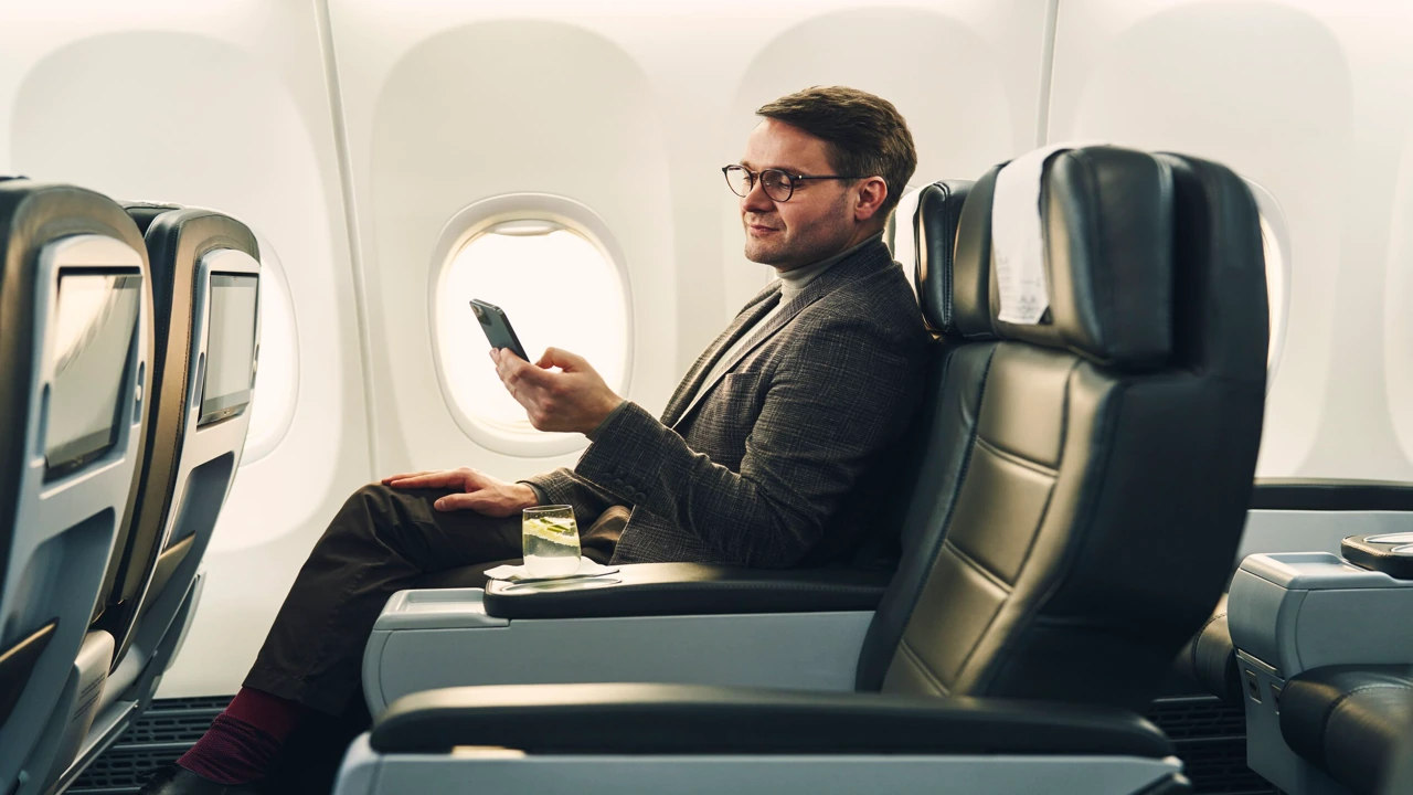 Icelandair Saga Premium business class cabin details