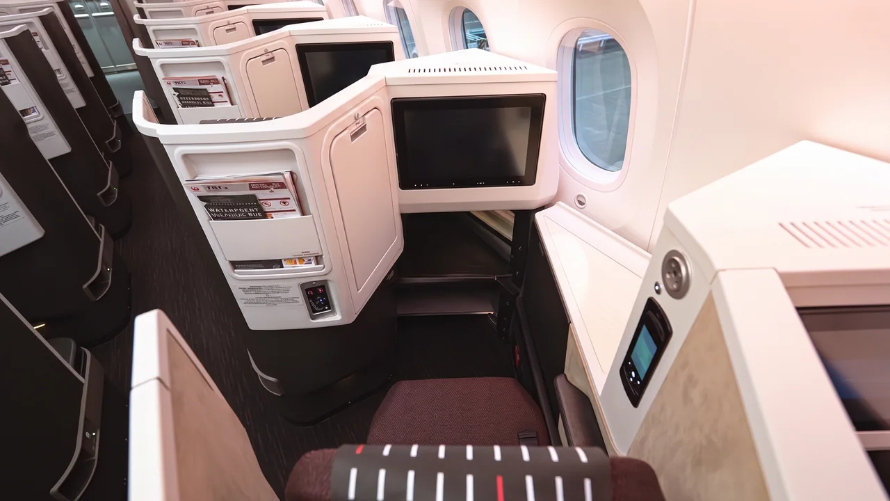Japan Airlines Sky Suite business class cabin details