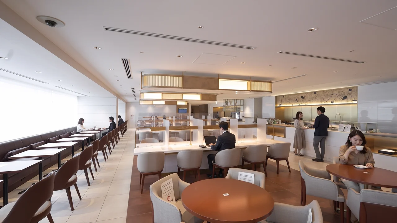 Japan Airlines Sky Suite business class airport lounge — Lounge access when flying Japan Airlines