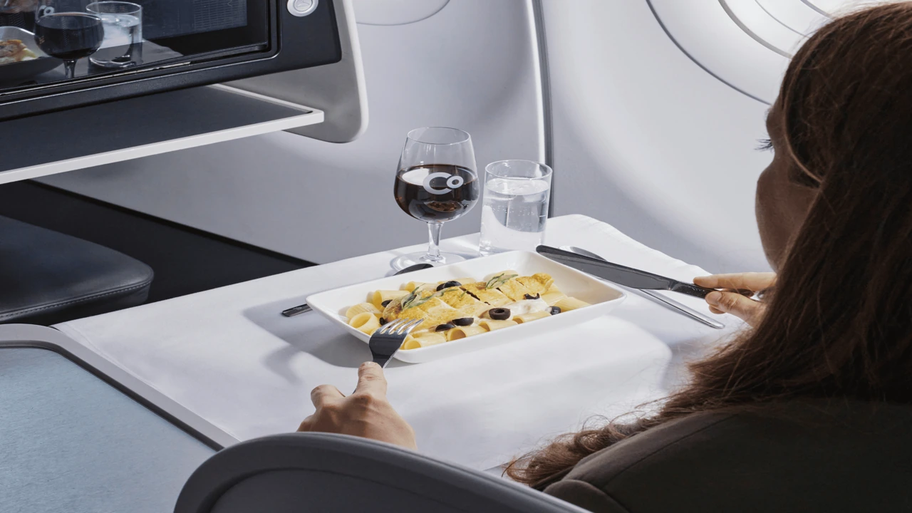 La Compagnie Business Class business class dining and meal service