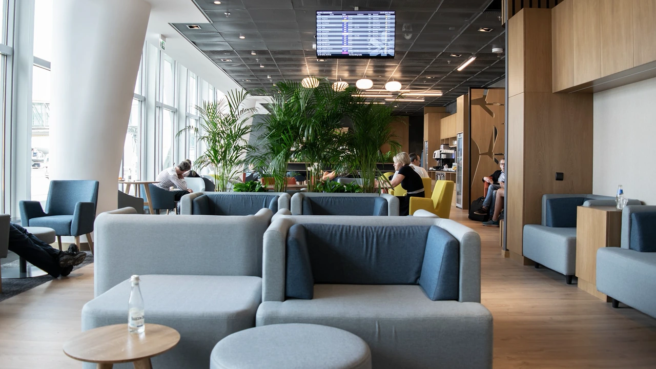 LOT Polish Airlines Business Class business class airport lounge — Lounge access when flying LOT Polish Airlines