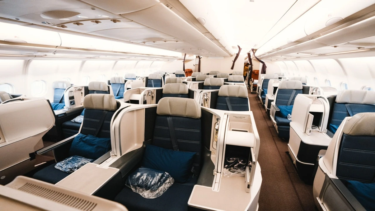 Malaysia Airlines Business Suite business class cabin details