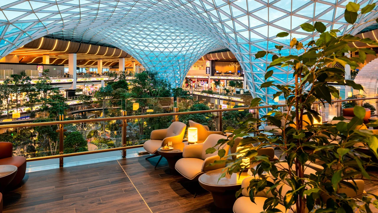 Qatar Airways Qsuite business class airport lounge — Lounge access when flying Qatar Airways