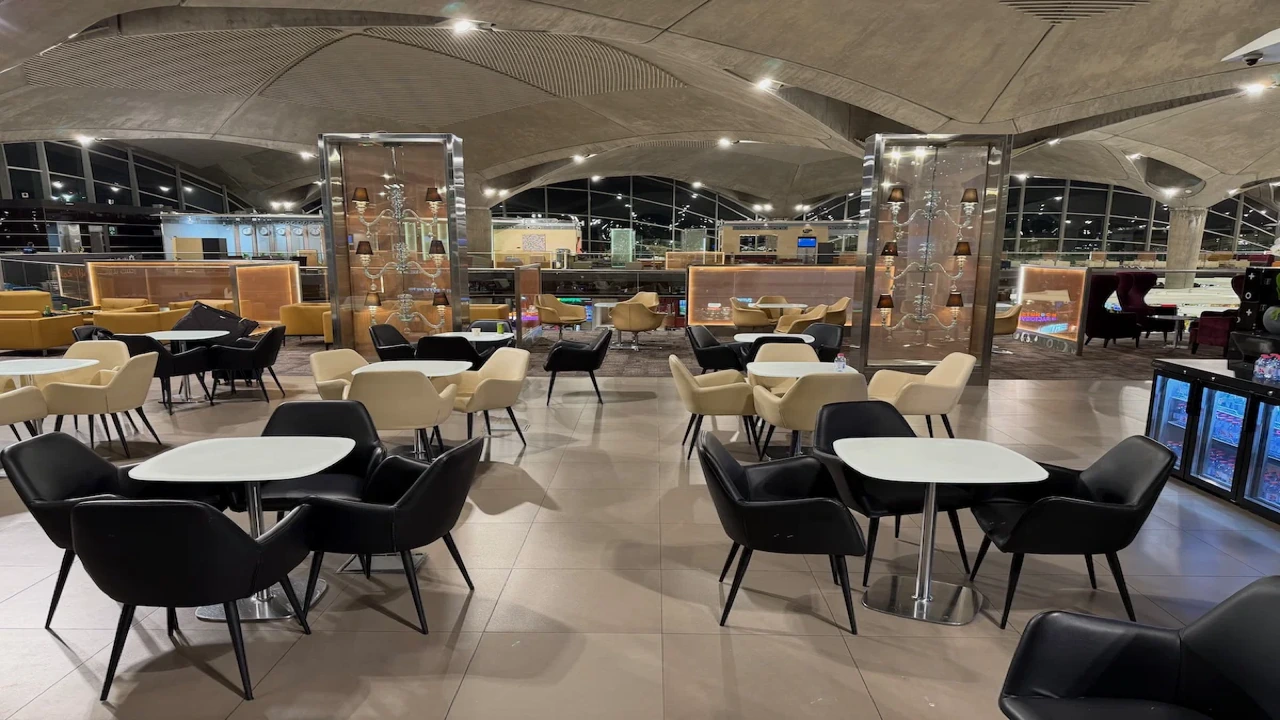 Royal Jordanian Crown Class business class airport lounge — Lounge access when flying Royal Jordanian