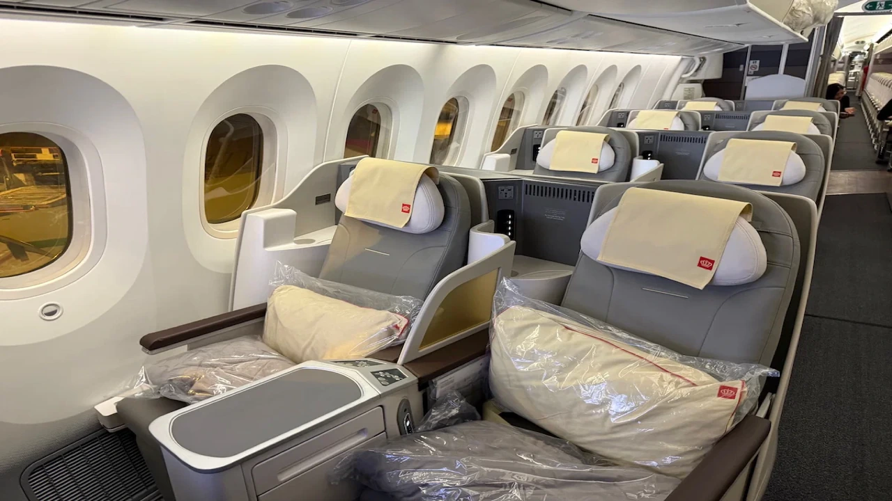 Royal Jordanian Crown Class business class seat and cabin