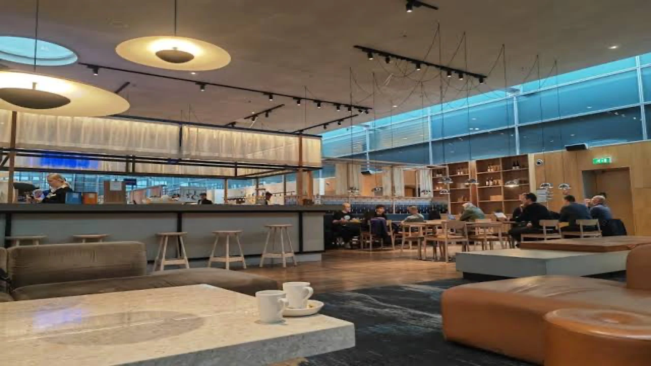 SAS Scandinavian Airlines SAS Business business class airport lounge — Lounge access when flying SAS Scandinavian Airlines