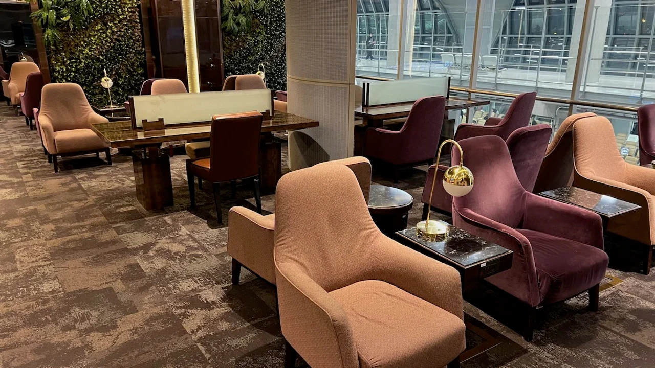Thai Airways Royal Silk business class airport lounge — Lounge access when flying Thai Airways