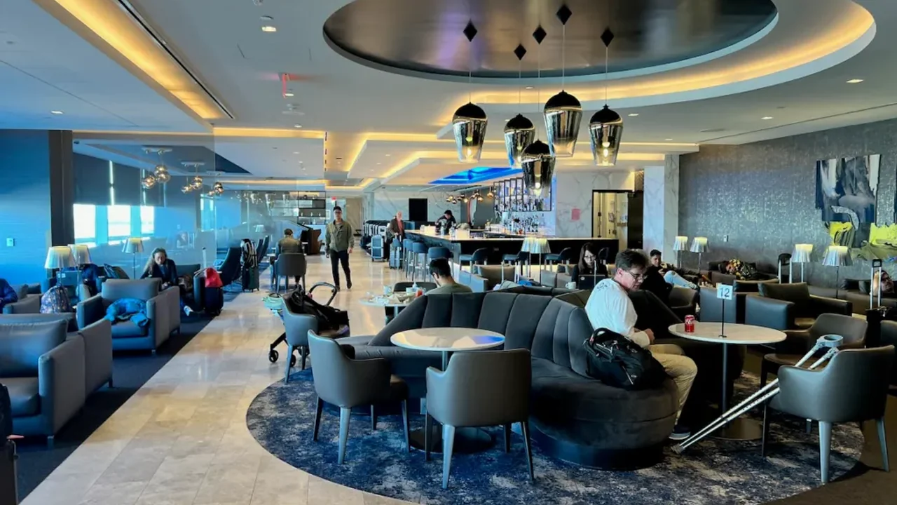 United Airlines Polaris business class airport lounge — Lounge access when flying United Airlines
