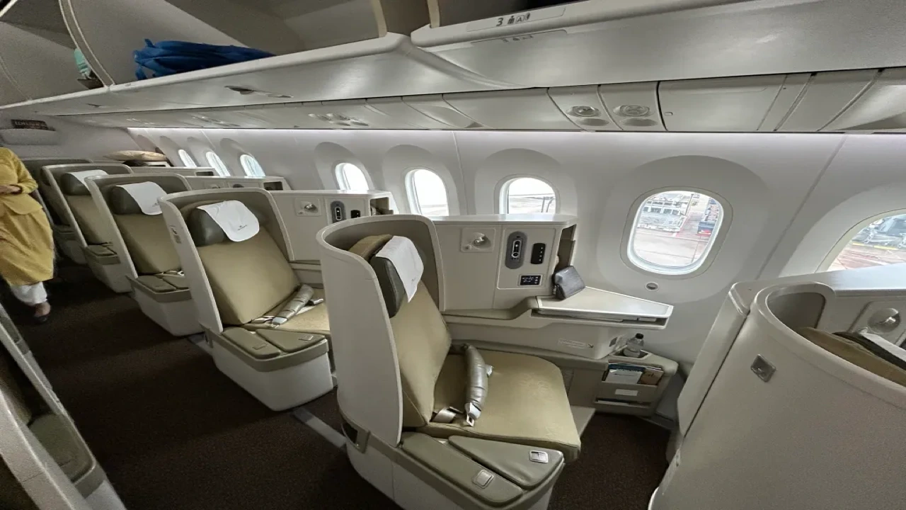 Vietnam Airlines Business Class business class seat and cabin